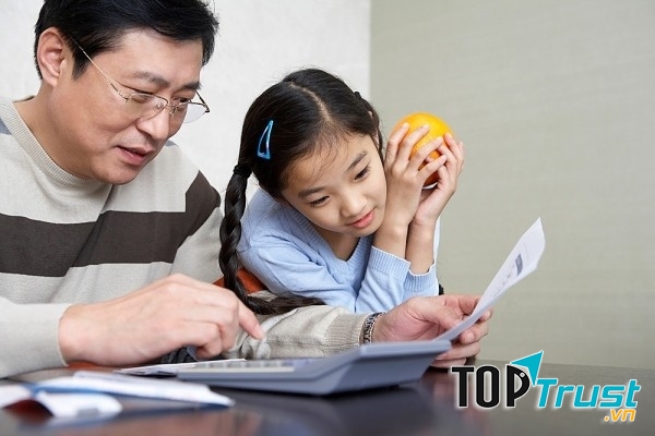 Cha mẹ hãy động viên con thường xuyên.