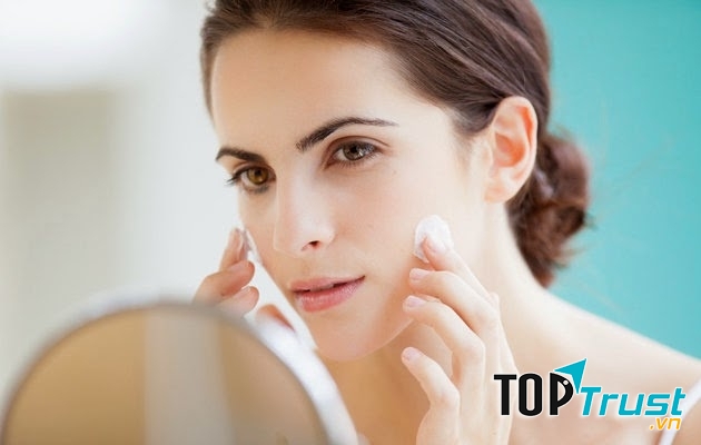 Thường xuyên dưỡng ẩm cho làn da dầu