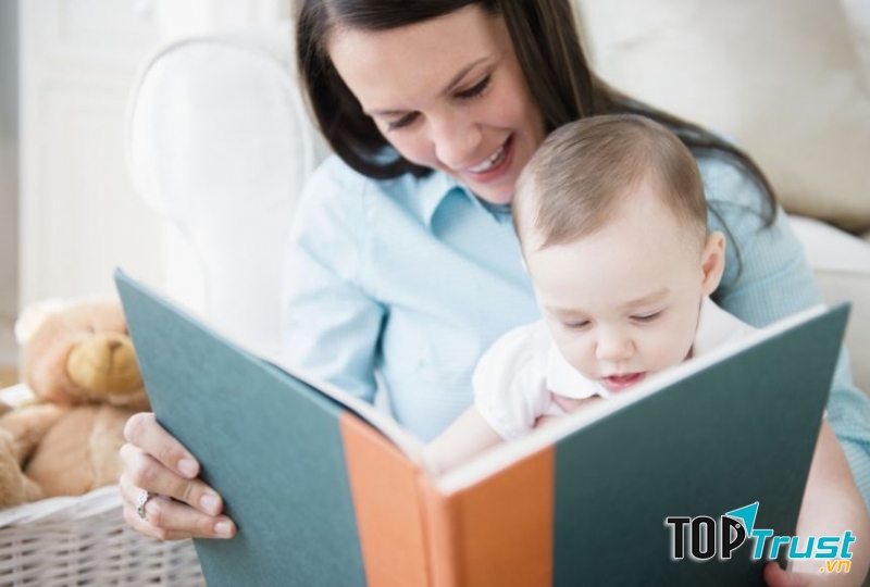 Cha mẹ nên đọc truyện cho bé nghe mỗi ngày.