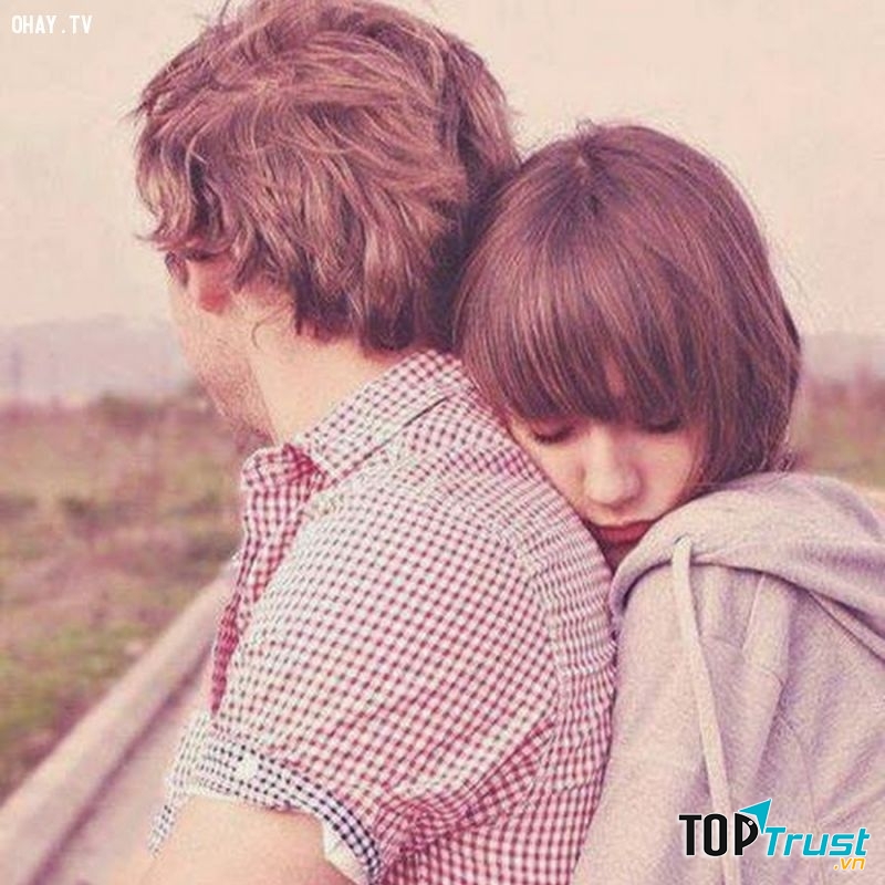 Thường xuyên ôm chặt lấy bạn từ đằng sau