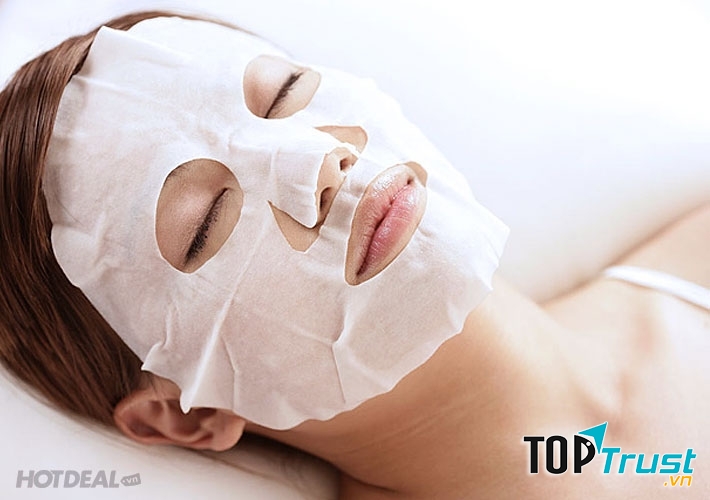 Đắp mặt nạ giấy thường xuyên để có một làn da luôn căng mịn.