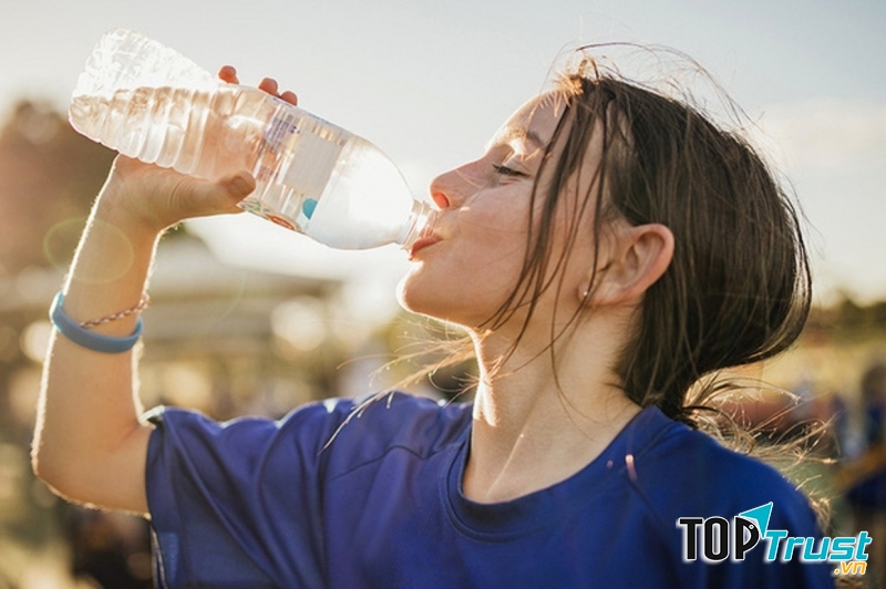 Uống một cốc nước