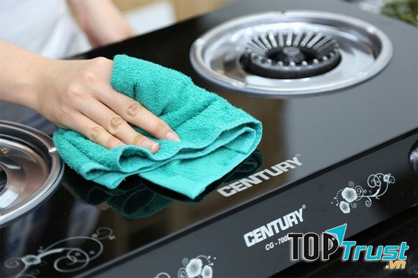 Lau chùi bếp gas sẽ loại bỏ đi những bụi bẩn làm bít lỗ khí (đường dẫn gas)