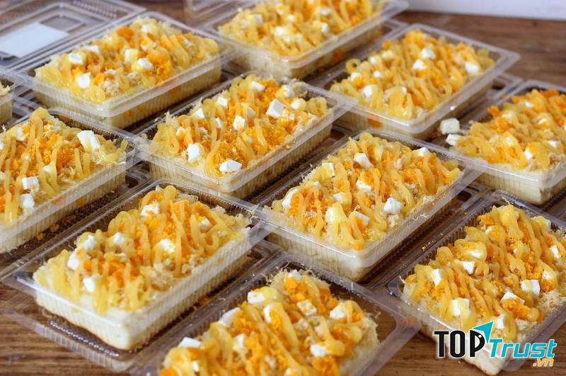 Bánh bông lan trứng muối thơm ngon hấp dẫn