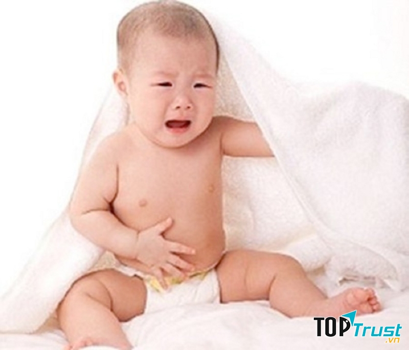 Trẻ mắc bệnh táo bón.