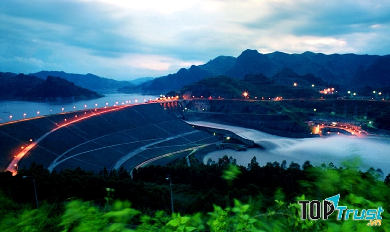 Toàn cảnh thủy điện Hòa Bình về đêm