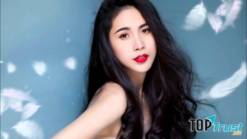 Thủy Tiên sở hữu thanh hình mảnh mai hấp dẫn