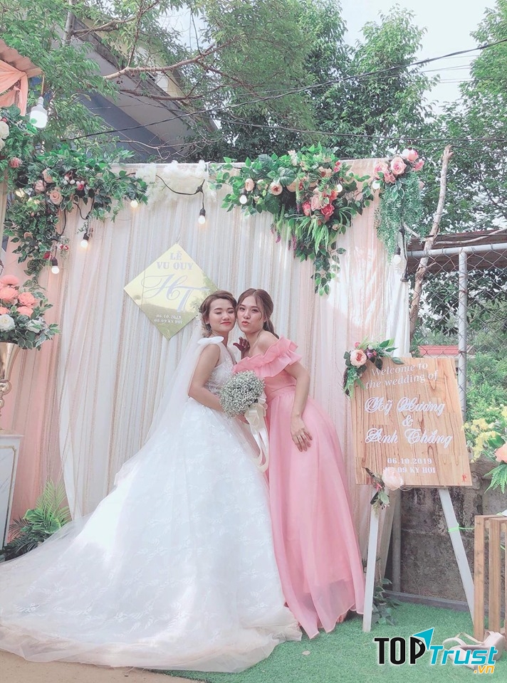 Khách xinh trong tà váy của Thúy Valerie shop