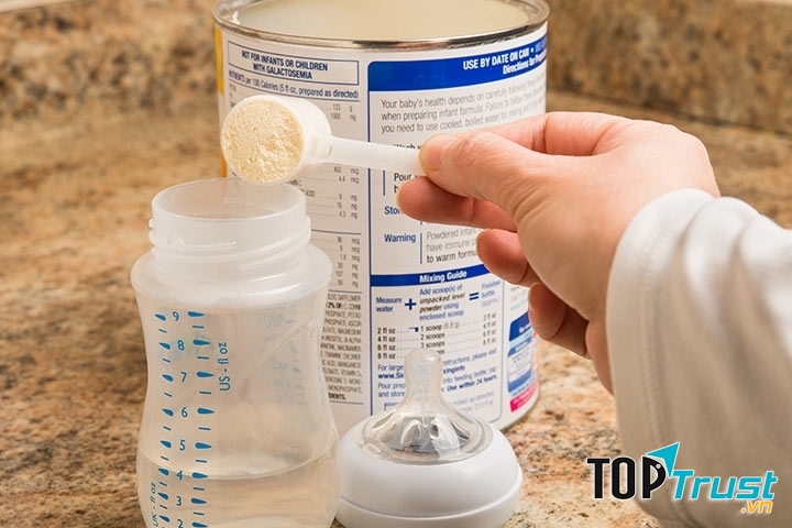 Khi pha sữa,  bạn cần chú ý đến tỉ lệ phù hợp.