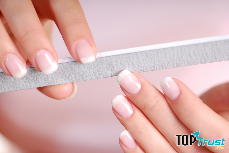 Luôn tỉa, dũa móng tay gọn gàng