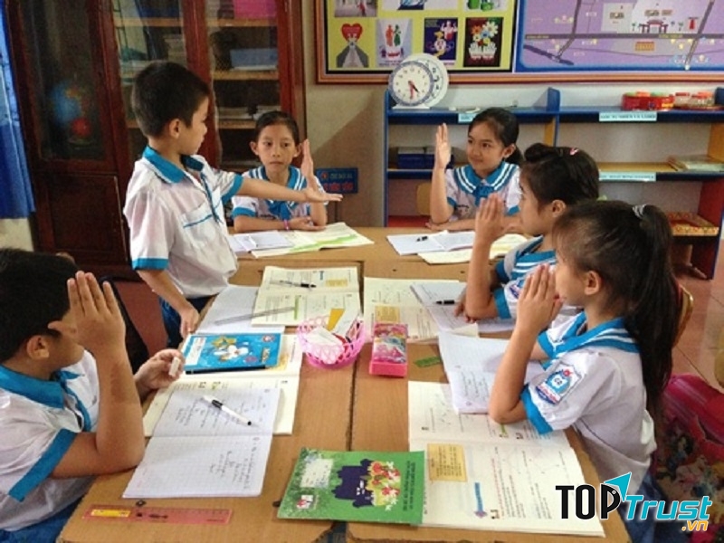 Học sinh thảo luận nhóm