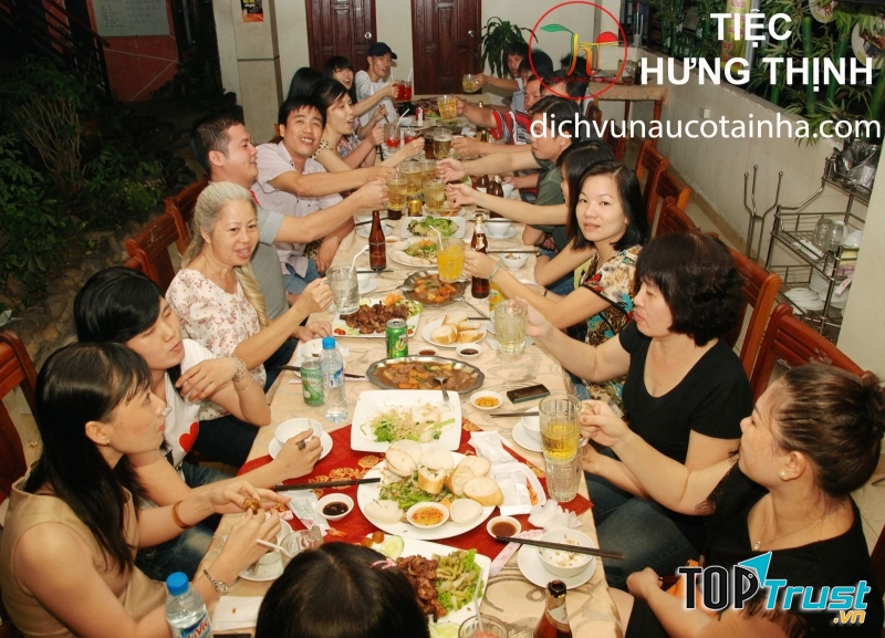 Bữa họp mặt gia đình vui vẻ bên bàn Tiệc Hưng Thịnh