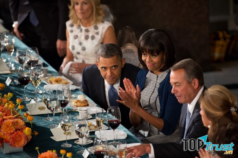 Ông Obama trò chuyện cùng Chủ tịch Hạ viện John Boehner trong buổi tiệc trưa năm 2013