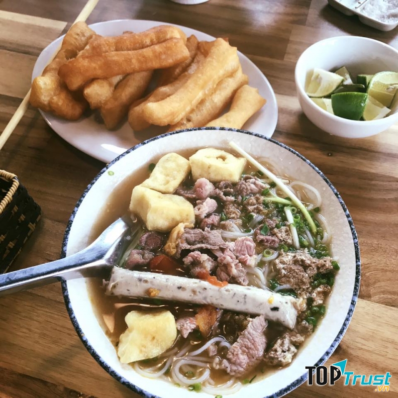 Tiệm ăn An Phát nổi tiếng với món bún riêu cua