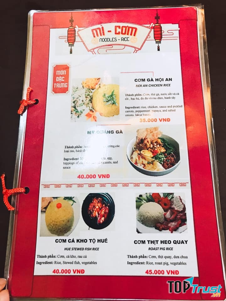 Ở quán có rất nhiều món ăn ngon như bánh bột lọc, bánh tráng cuốn thịt heo quay, bánh canh, cơm gà,...