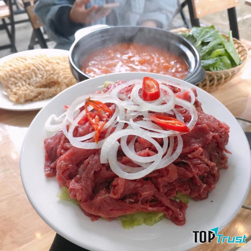 au cơn sốt lẩu gà khô cay thì lẩu bò nhúng cay, Tiệm ăn nhà Táo Đỏ chính là cái tên gây sốt khuấy động cộng đồng food reviewer Đà Lạt