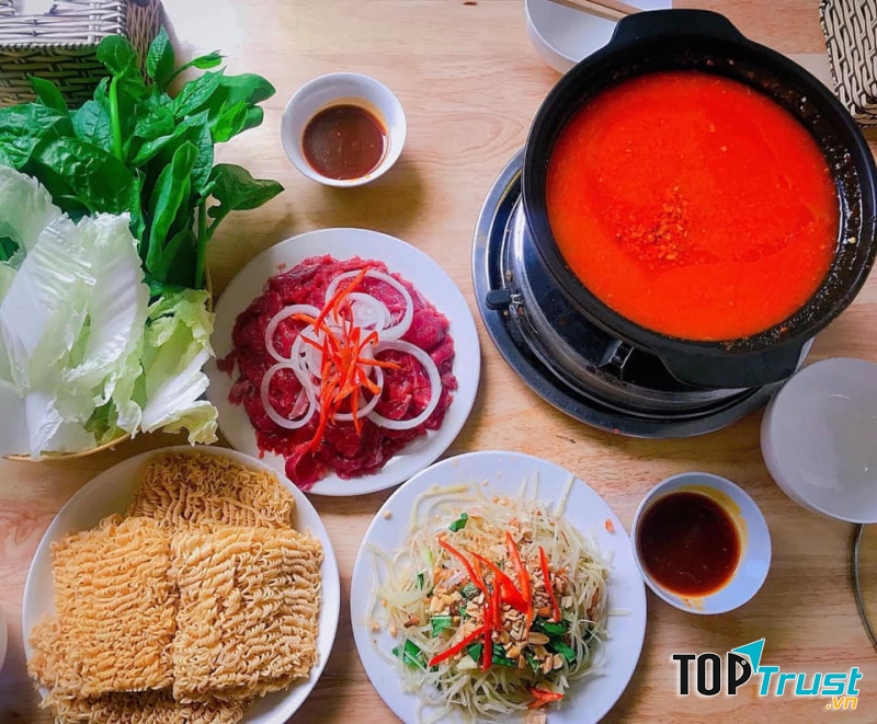 Mức giá của Tiệm ăn Nhà Táo Đỏ không quá đắt, nhìn chung phù hợp với chất lượng món ăn