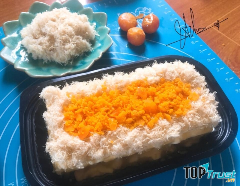 Bông lan trứng muối còn có cả chút mằn mặn, bùi bùi của trứng muối chín vàng, vị ngậy nhưng không hề ngấy của bơ và phô mai