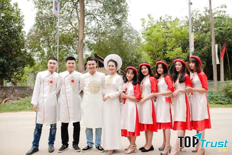 Cô dâu chú rể đến dàn phụ dâu, phụ rể đảm bảo chỉ cần mặc áo dài Cô Ba là bao sang, bao chảnh