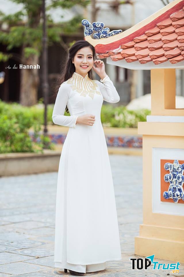 Những bộ áo dài tại đây cũng ghi điểm bằng thiết kế trẻ trung