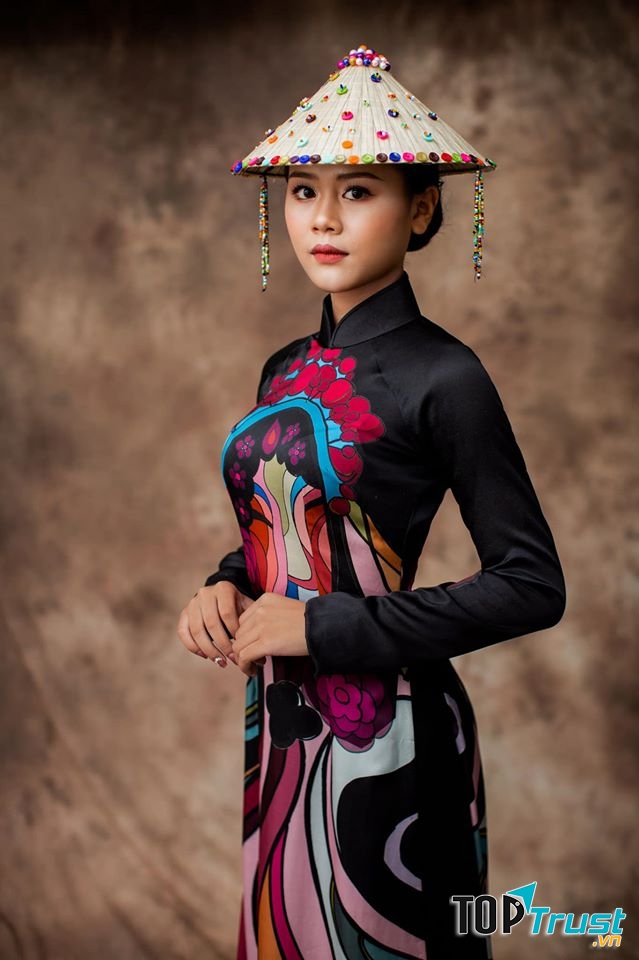 Áo dài Lily “ghi điểm” trong mắt khách hàng bởi thiết kế tinh tế, sang trọng mà vẫn giữ nét truyền thống vốn có.