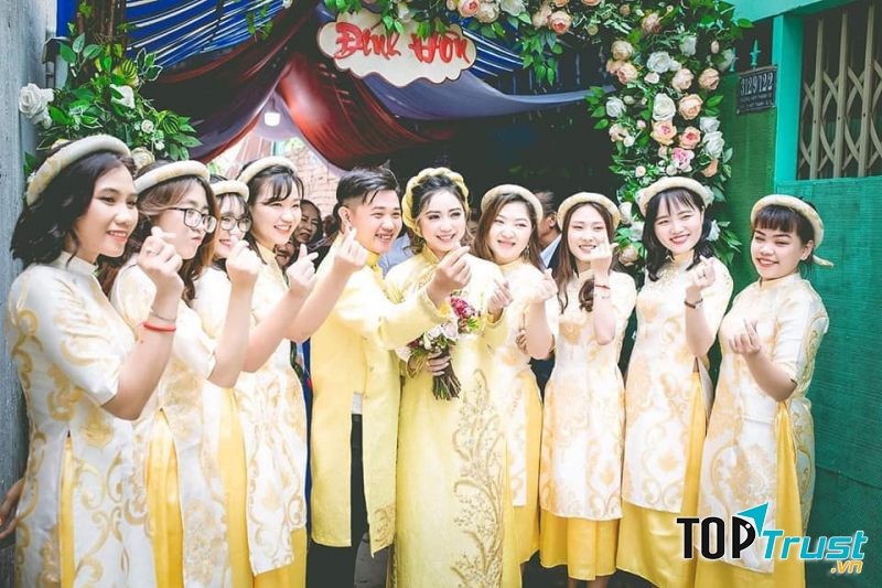 Không chỉ may, tiệm còn cho thuê áo dài