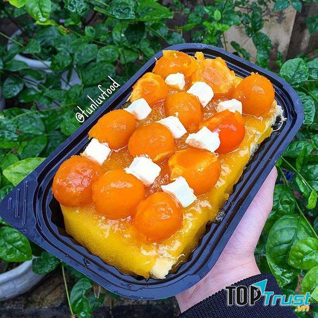 Bánh bông lan trứng muối tại tiệm bánh 365