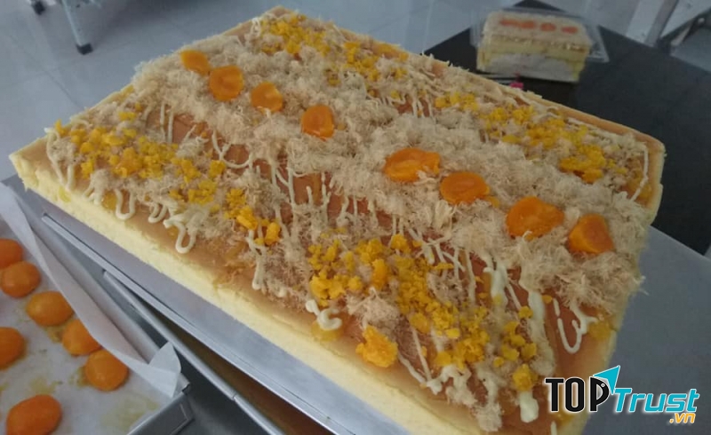 Bánh bông lan trứng muối tại tiệm bánh Bảo Khánh có hương vị đặc trưng thơm ngon