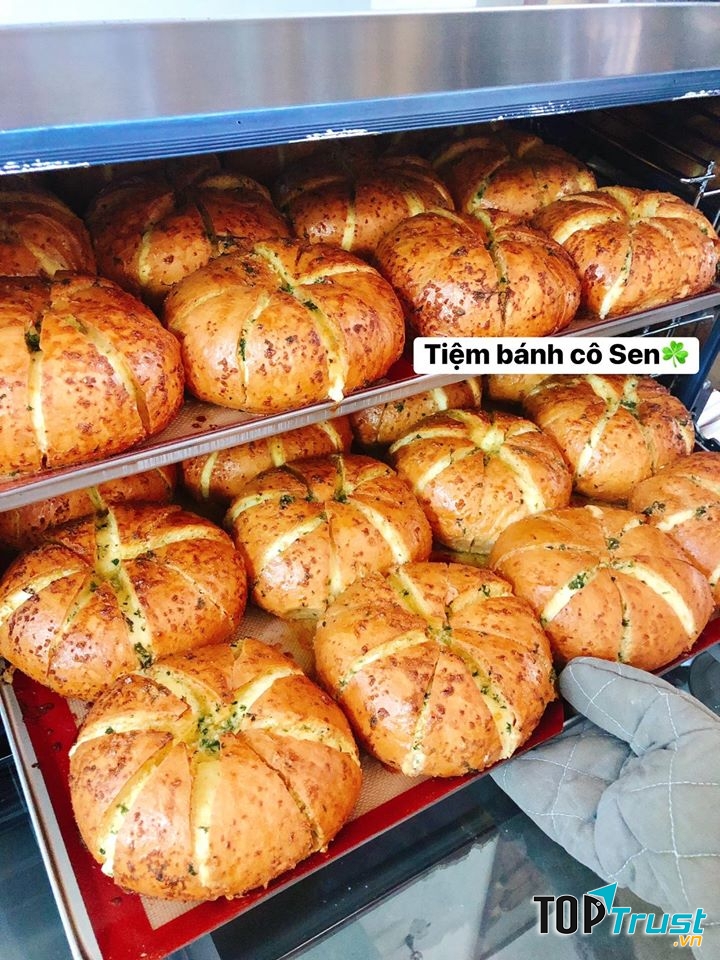 Thêm một gợi ý dành cho những ai chưa trải nghiệm loại bánh gây bão - bánh mì bơ tỏi phô mai tại Đà Thành chính là﻿ Tiệm bánh cô Sen