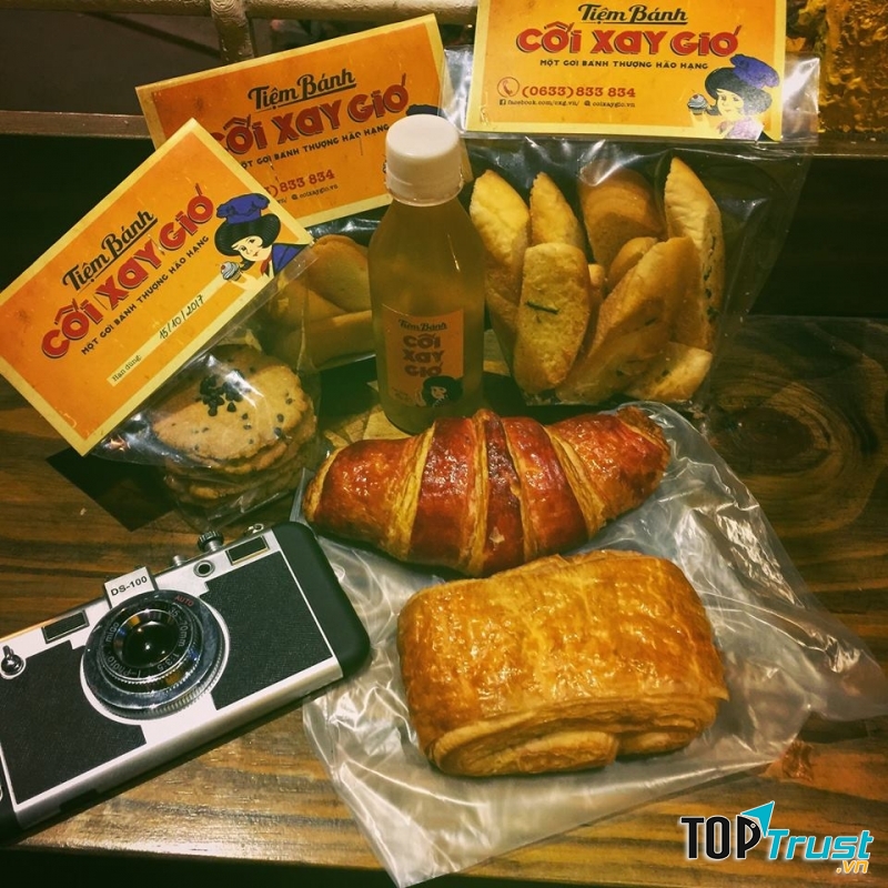 Bước vào tiệm là mùi bánh mới xực lên thơm nức lòng luôn ấy.