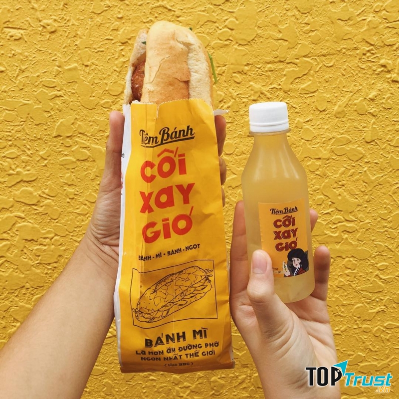 Tiệm Bánh Cối Xay Gió rất nổi tiếng với các loại bánh mỳ như bánh mì gà xé, bánh mì xíu mại, bánh mì cối xay gió….