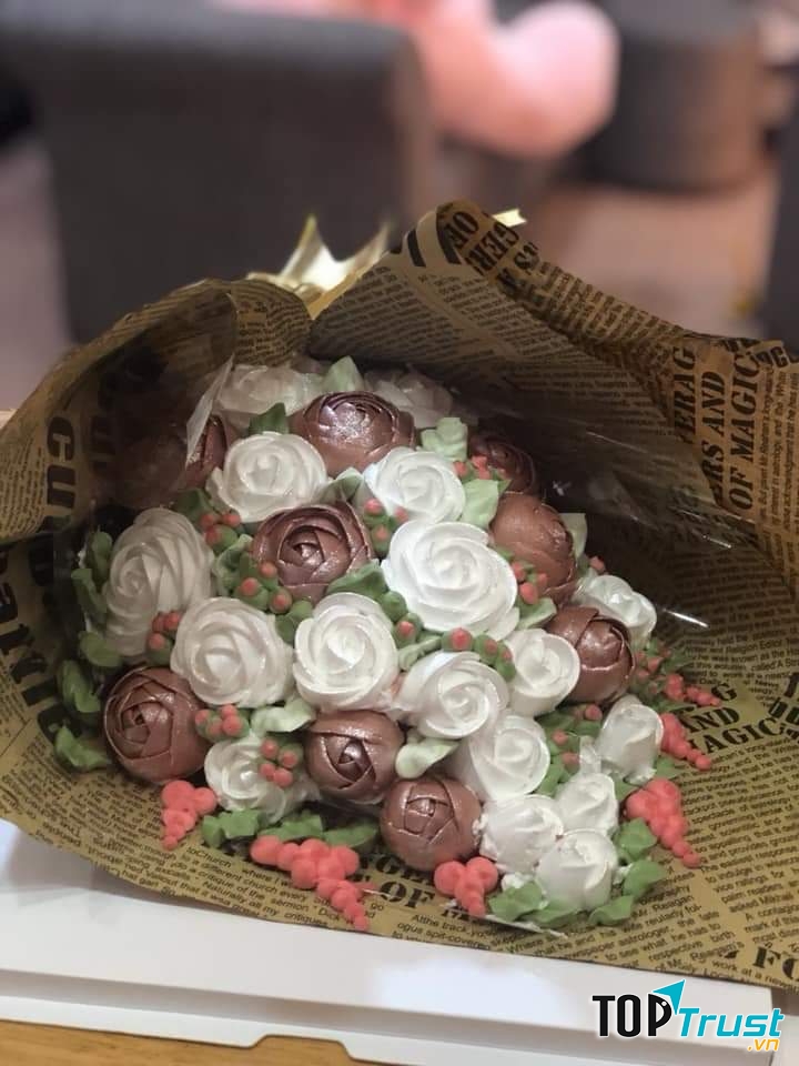 Không chỉ là một bó hoa đẹp cho ngày valentine,  đây còn là một chiếc bánh kem ngon tuyêt đấy!