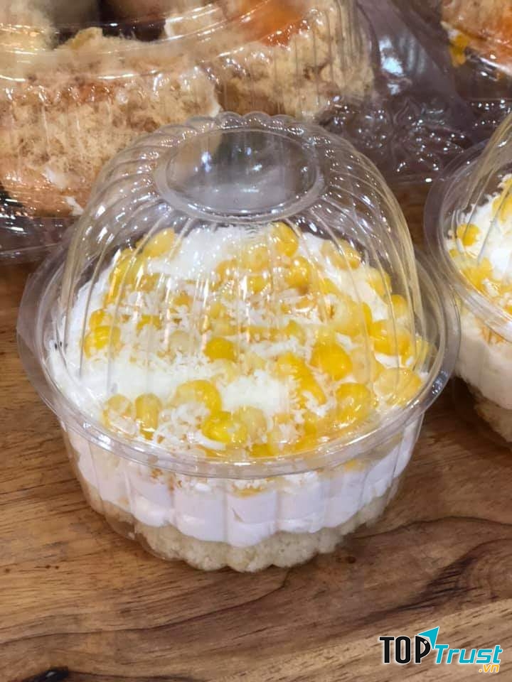 Những hạt bắp non mang đến một vị ngọt rất lạ thường, hòa quyện vào với chiếc bánh kem mà lại chẳng làm chiếc bánh mất đi độ ngon vốn có