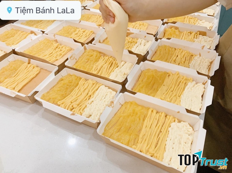 Bánh nướng chín tới, không bị khô, cháy, cắn một miếng là phô mai chảy ra béo, ngậy.
