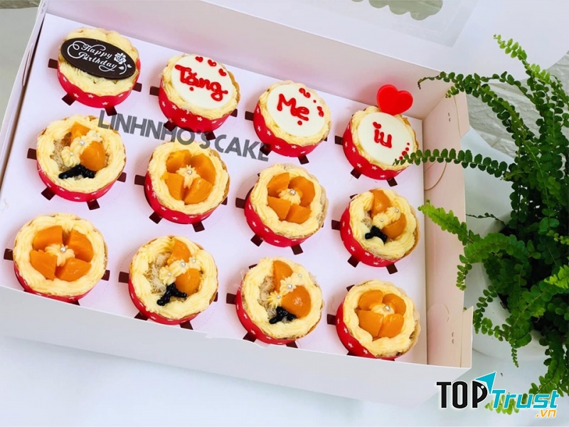 Bánh sinh nhật với 12 chiếc bông lan trứng muối xinh xinh