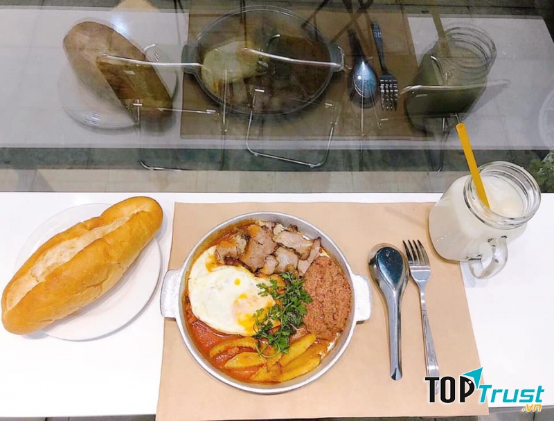 Tiệm Bánh mì Cây