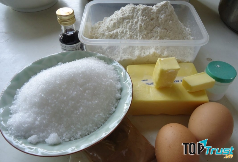 Bên cạnh bán món ăn, tại đây các bác bán cả nguyên liệu nấu chè, làm bánh, dạy làm bánh luôn đó. Nếu như bạn nào cần mua các nguyên liệu như bột mì, bơ, đường, sữa,... thì đến đây nhé