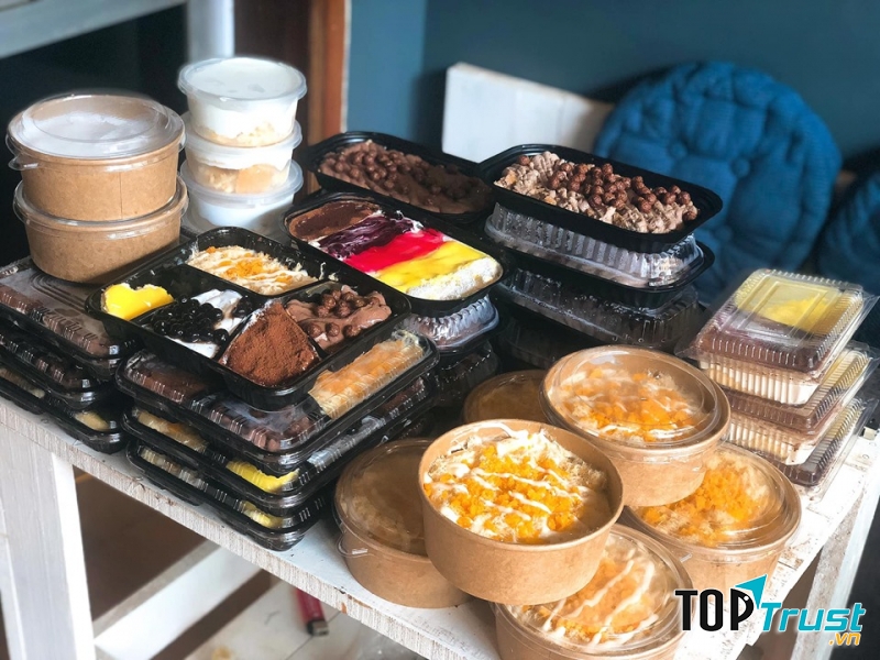 Tiệm có bán rất nhiều loại bánh trong đó có bánh bông lan trứng muối
