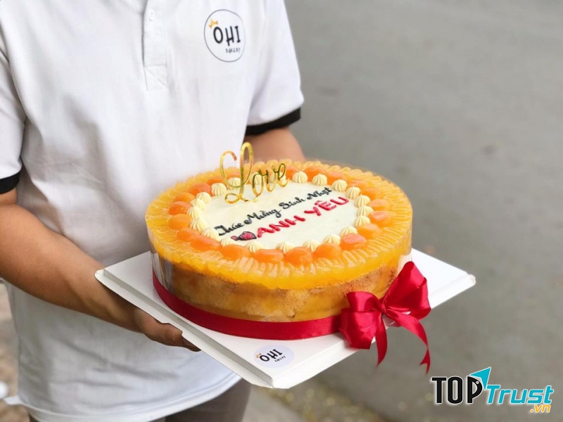 Với 2 lớp sốt: sốt bơ trứng và sốt phô mai sẽ không bao giờ nhàm chán khi thưởng thức cùng trứng muối siêu ngon, siêu thơm từ Ohi.  Điểm tô thêm vài bông kem được làm hoàn toàn từ phô mai nguyên chất để thêm phần xinh xắn cho chiếc bánh, vừa ngon, vừa bắt mắt lại vừa sang chảnh