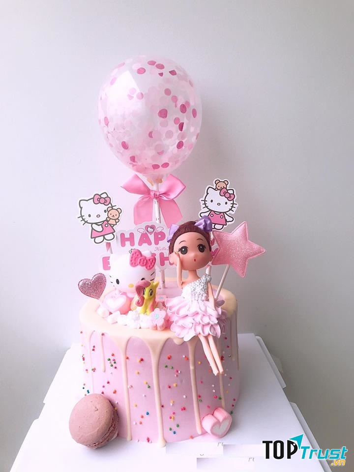 cô chủ của tiệm bánh Bùi Chiêm luôn tỉ mẩn với những đứa con tinh thần của mình.