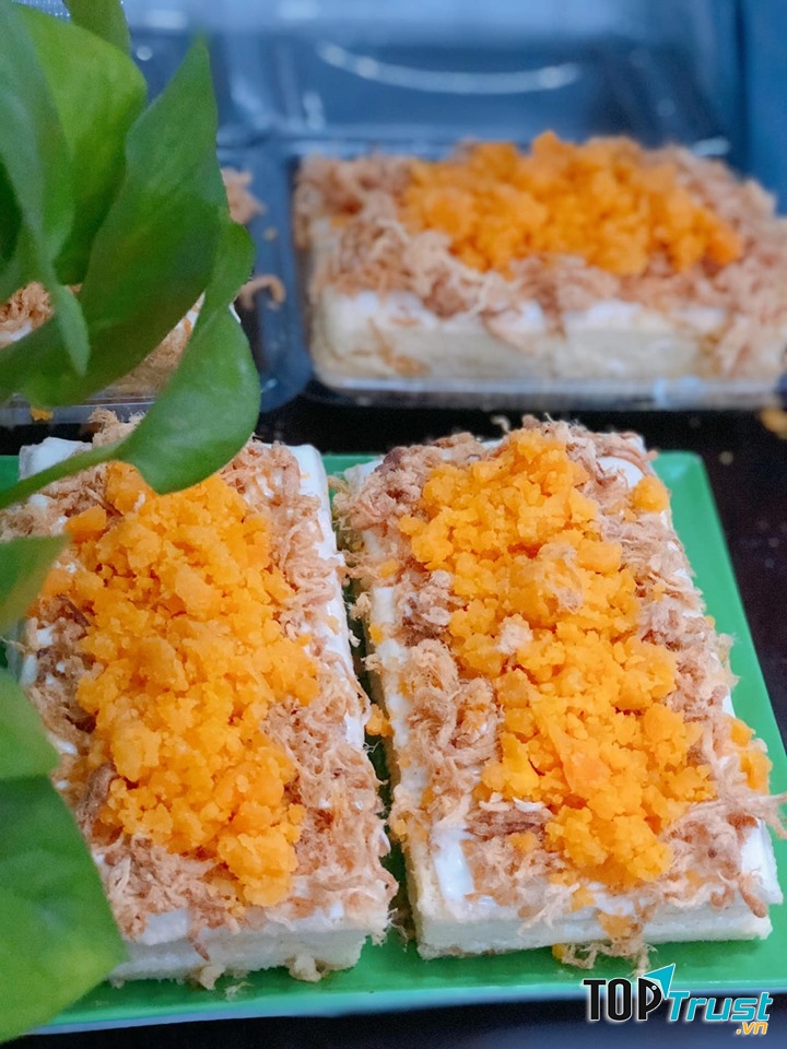 Bánh bông lan trứng muối tại đây được nhiều người dùng đánh giá cao về chất lượng