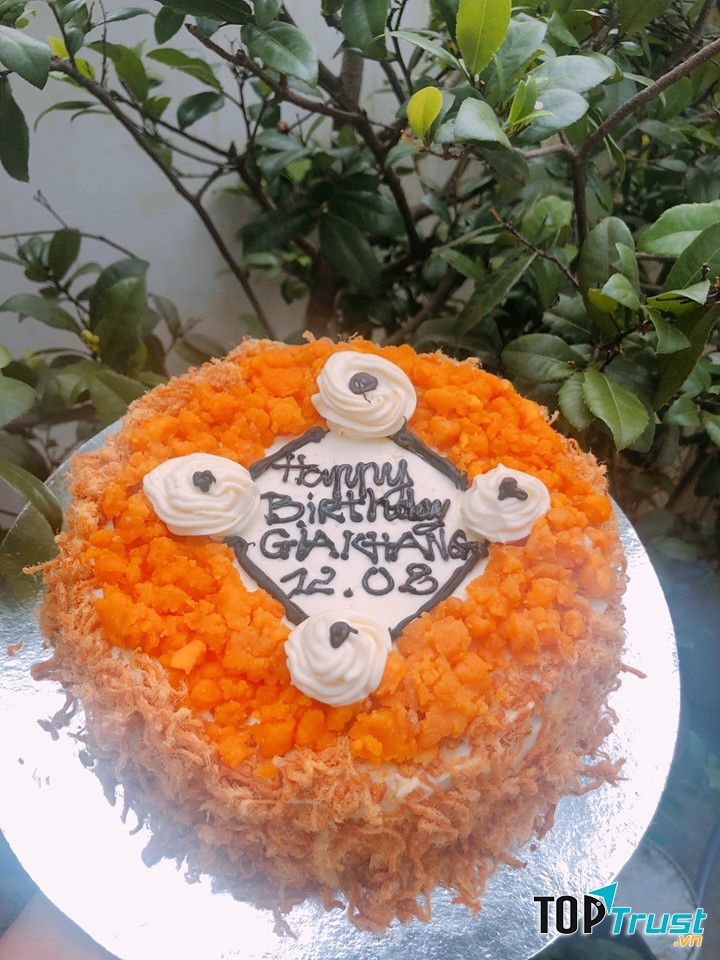 Bánh có độ mềm mịn vừa phải và nước sốt ăn kèm rất đậm đà