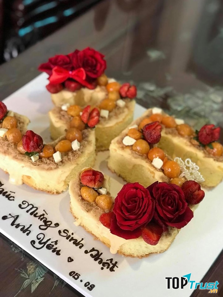 Chiếc bánh được làm rất khéo léo và tâm huyết