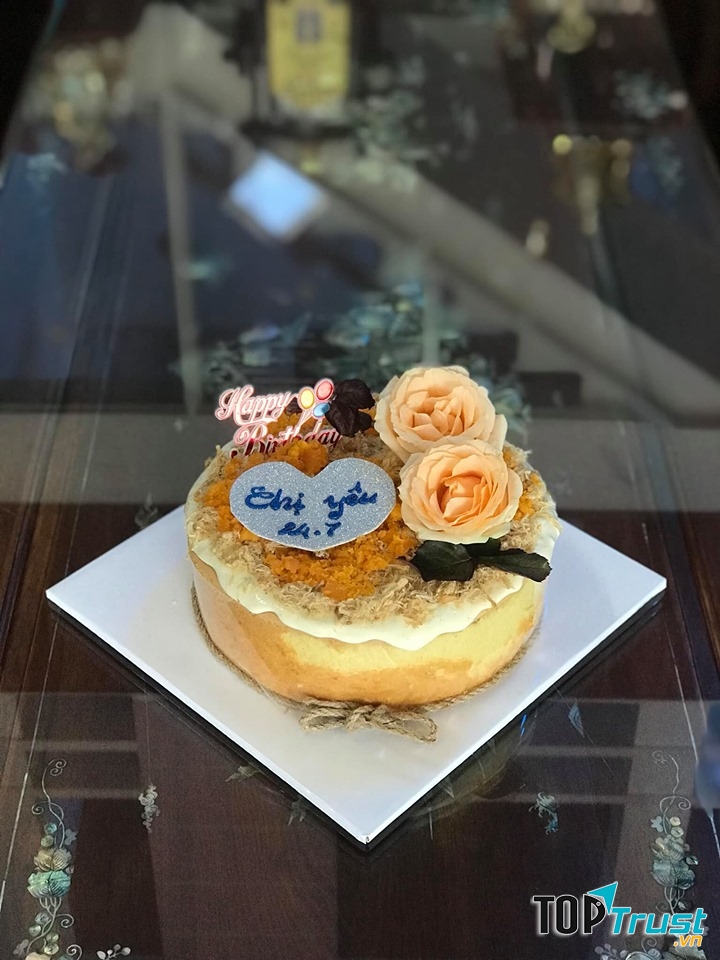 Bánh bông lan trứng muối Quỳnh Phan với lớp phô mai vàng ươm, béo ngậy được nướng chảy tràn khắp mặt miếng bánh