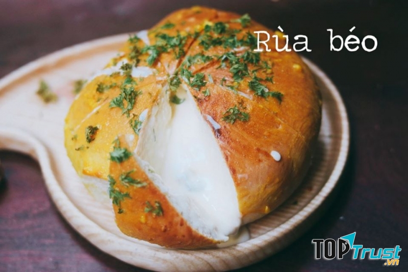 Một trong những địa chỉ bán bánh mì bơ tỏi ngon ở Cần Thơ chính là quán Tiệm bánh Rùa Béo.