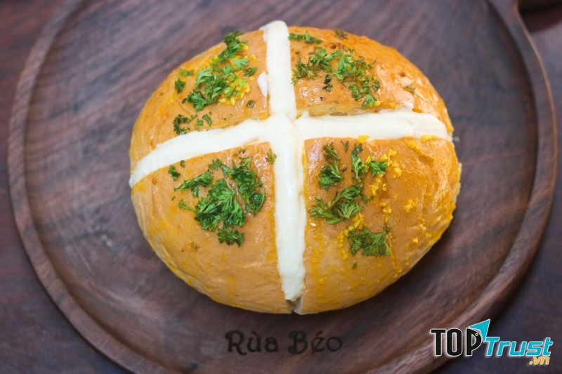 Những chiếc bánh mì bơ tỏi kem phô mai quyến rũ bởi kem bơ và phô mai sánh mịn.