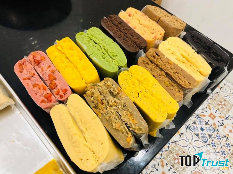 Những chiếc bánh xinh xinh đầy ụ được làm tỉ mỉ và cẩn thận vô cùng, mang trọn tâm tình của người làm ra nó.
