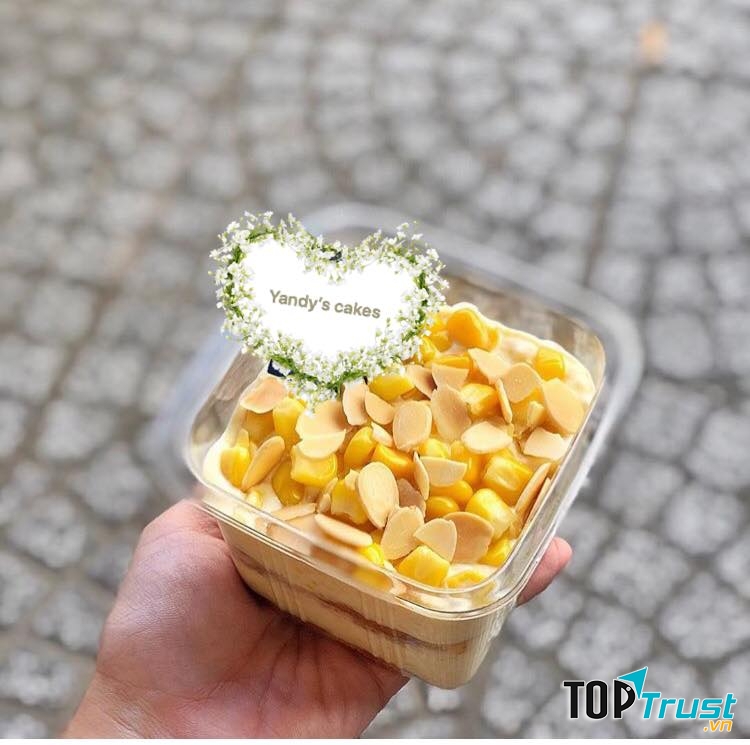 Cắn thử một miếng bánh kem bắp của Yandy ngay lập tức chúng ta sẽ cảm nhận ngay được vị ngọt của bánh kem, sâu thêm một chút nữa chúng ta sẽ chạm đến những hạt bắp nằm chen lẫn những lớp bánh mềm mịn
