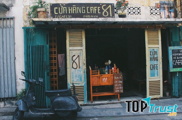 Khung cảnh cổ kính xanh dương của coffe 81