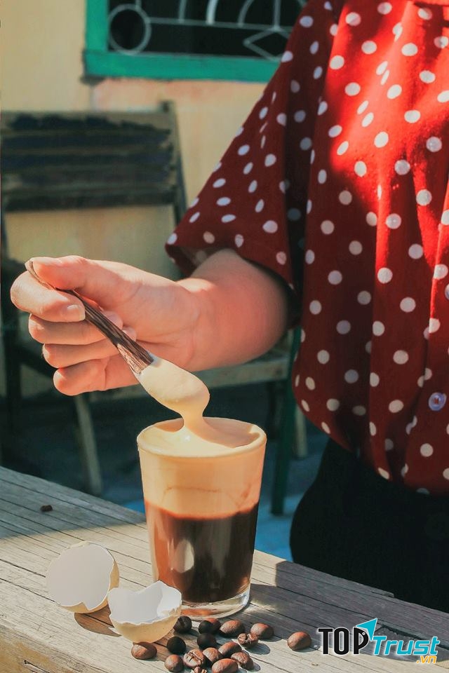 Cà phê trứng là một trong những thức uống trứ danh của tiệm